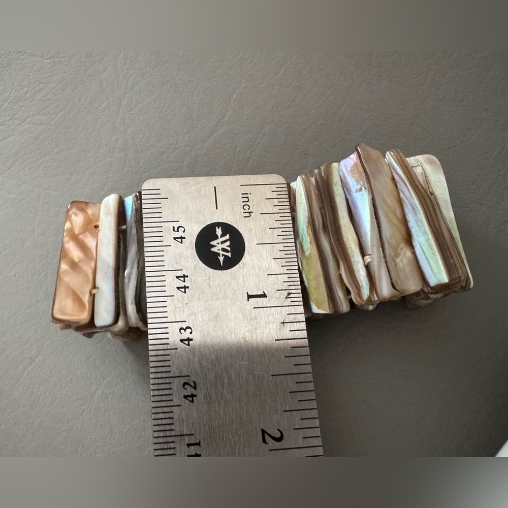 New Shell Stretch Bracelet - Picture 2 of 3
